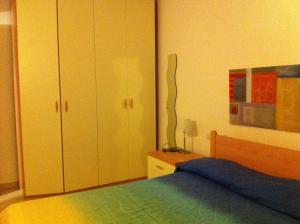 1 dormitorio con 1 cama, vestidor y armarios en Residence Villa Hedy, en San Vincenzo