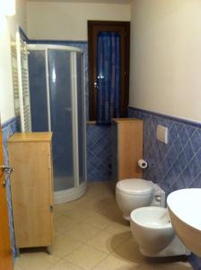 e bagno con doccia, servizi igienici e lavandino. di Residence Villa Hedy a San Vincenzo