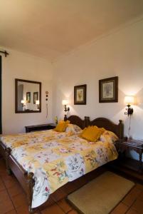Un dormitorio con una cama con almohadas amarillas. en Estancia Buena Vista en Esquina