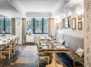 Restaurant cu mese pregătite