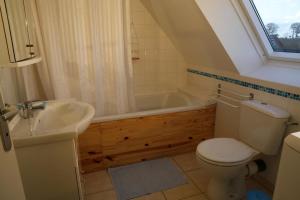 Un baño con inodoro, lavabo y bañera. en Le Petit Courtoux, en Saint-Germain-en-Coglès 70 fotos más