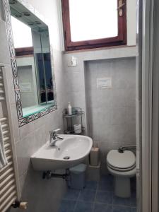 Vonios kambarys apgyvendinimo įstaigoje Girasole House