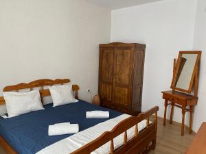 een slaapkamer met een bed, een spiegel en een dressoir bij Apartment Kirili and Metodi 41-8 in Berkovitsa