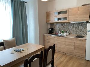 eine Küche mit einem Holztisch und einem Esszimmer in der Unterkunft Apartment Kirili and Metodi 41-8 in Berkowiza