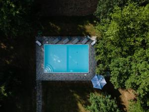 Marciano的住宿－Belvilla by OYO Casa Ilenia，享有庭院游泳池的顶部景色