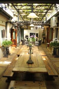 een grote kamer met een houten tafel met bloemen erop bij Mountain Rose Guesthouse in Louis Trichardt