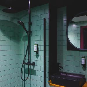 bagno con doccia, lavandino e specchio di Duke Street Boutique Hotel a Liverpool