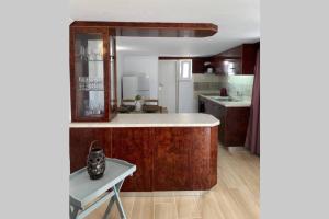 een keuken met houten kasten en een wit aanrecht bij Neochori Studio in Karpathos