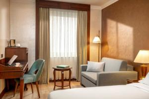 Cama ou camas em um quarto em Occidental Taksim