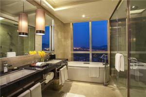 La salle de bains est pourvue d'une baignoire, d'un lavabo et d'une douche. dans l'établissement Crowne Plaza Zhangzhou, an IHG Hotel, à Zhangzhou