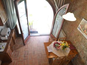 - une cuisine avec une table et des fleurs dans l'établissement Belvilla by OYO Iris, à Montaione