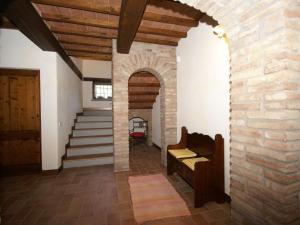 uma arcada num quarto com uma parede de tijolos em Belvilla by OYO Villa San Donato em Galera