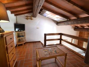 een woonkamer met een tafel en een televisie in een kamer bij Belvilla by OYO Rosa Tea in Montaione