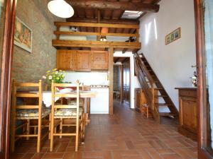 een keuken en eetkamer met een tafel en een trap bij Belvilla by OYO Rosa Tea in Montaione