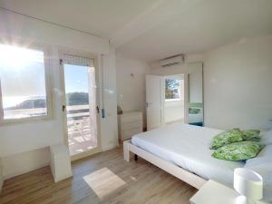 una camera bianca con un letto e una finestra di Belvilla by OYO Casa Zefiro a Santa Croce Camerina