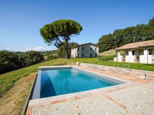 une piscine avec une maison en arrière-plan dans l'établissement Vintage Villa in Sermugnano with Infinity Pool, à Sermugnano