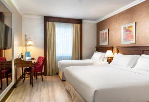 Cama ou camas em um quarto em Occidental Taksim