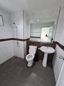 a bathroom with a toilet and a sink at YYK Homestay in Ban Khlong Krang