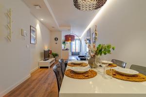 a dining room with a white table and chairs at Plaza Mayor Apartamentos 13 in Valladolid