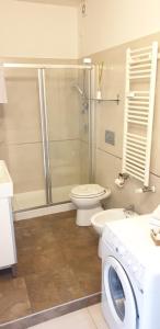 bagno con doccia, servizi igienici e lavatrice. di Michelangelo 81 2Bdr Apartment 75m2 a Milano