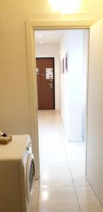 un corridoio con lavatrice e asciugatrice in camera di Michelangelo 81 2Bdr Apartment 75m2 a Milano