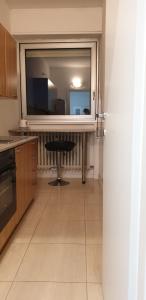 una cucina con tavolo e finestra di Michelangelo 81 2Bdr Apartment 75m2 a Milano