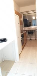 una cucina con un frigorifero bianco e un tavolo di Michelangelo 81 2Bdr Apartment 75m2 a Milano Altre 4 foto