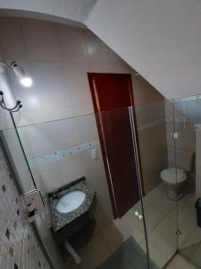 Cantinho da Barra في إيمبيتوبا: حمام مع مرحاض ودش زجاجي