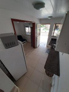 uma vista para uma cozinha com uma bancada em Cantinho da Barra em Imbituba