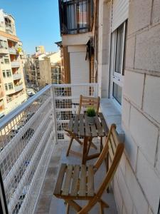 d'un balcon avec deux chaises et une table. dans l'établissement Apartamento Molinos del Río, à Murcie