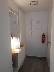 Habitación blanca con tocador y espejo. en Apartamento Molinos del Río, en Murcia