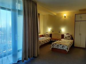 מיטה או מיטות בחדר ב-Hotel Silver - All Inclusive & Free Parking