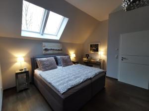 una camera da letto con un letto con due lampade e una finestra di Uns Langhus a Fuhlendorf