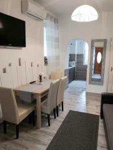 a kitchen and dining room with a table and chairs at Amira apartman in Eger