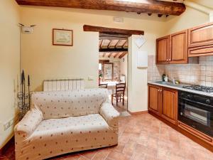 un soggiorno con divano in cucina di Belvilla by OYO Sorgente a Radicofani