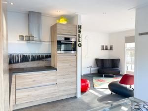 uma cozinha com um grande armário de madeira num quarto em Vakantiehuis Zee, Bos & Duin Zoutelande ZO02 em Zoutelande