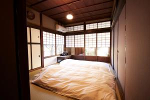 Giường trong phòng chung tại Osaka Sakainoma hotel Hama