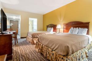 Llit o llits en una habitació de LikeHome Extended Stay Hotel Warner Robins