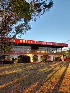 wejście do hotelu z napisem "hotel elite inn" w obiekcie Ethos Inn w mieście Juigalpa