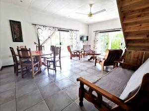 拉迪格島的住宿－CHEZ MARVA Grande Villa COCO 3 à 12 personnes，客厅配有桌椅