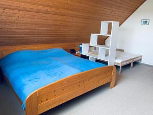 ein Schlafzimmer mit einem Bett und einer Holzwand in der Unterkunft 50059 Ferienhaus in Altfunnixsiel