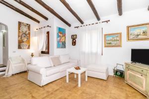 A television and/or entertainment centre at Villa vista Mare Santa Teresa