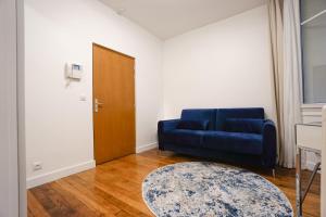 un soggiorno con divano blu e tappeto di Large Flat At 2 Steps From The Eiffel Tower a Parigi Altre 10 foto