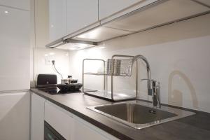 Η κουζίνα ή μικρή κουζίνα στο Large Flat At 2 Steps From The Eiffel Tower