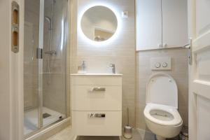 Ένα μπάνιο στο Large Flat At 2 Steps From The Eiffel Tower