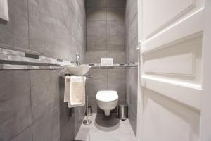 Ένα μπάνιο στο Large Flat At 2 Steps From The Eiffel Tower