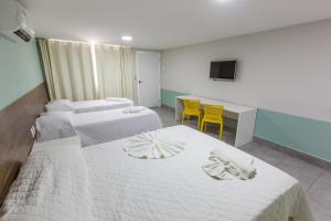 Een bed of bedden in een kamer bij Pousada Praia de Porto