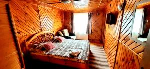 バマにあるCasa Sofiaの木造キャビン内のベッド1台