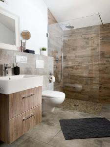 a bathroom with a sink and a toilet and a shower at Fewo Aschauer in Schönau am Königssee