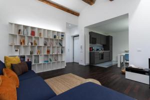 a living room with a blue couch and a kitchen at Arela in Verona